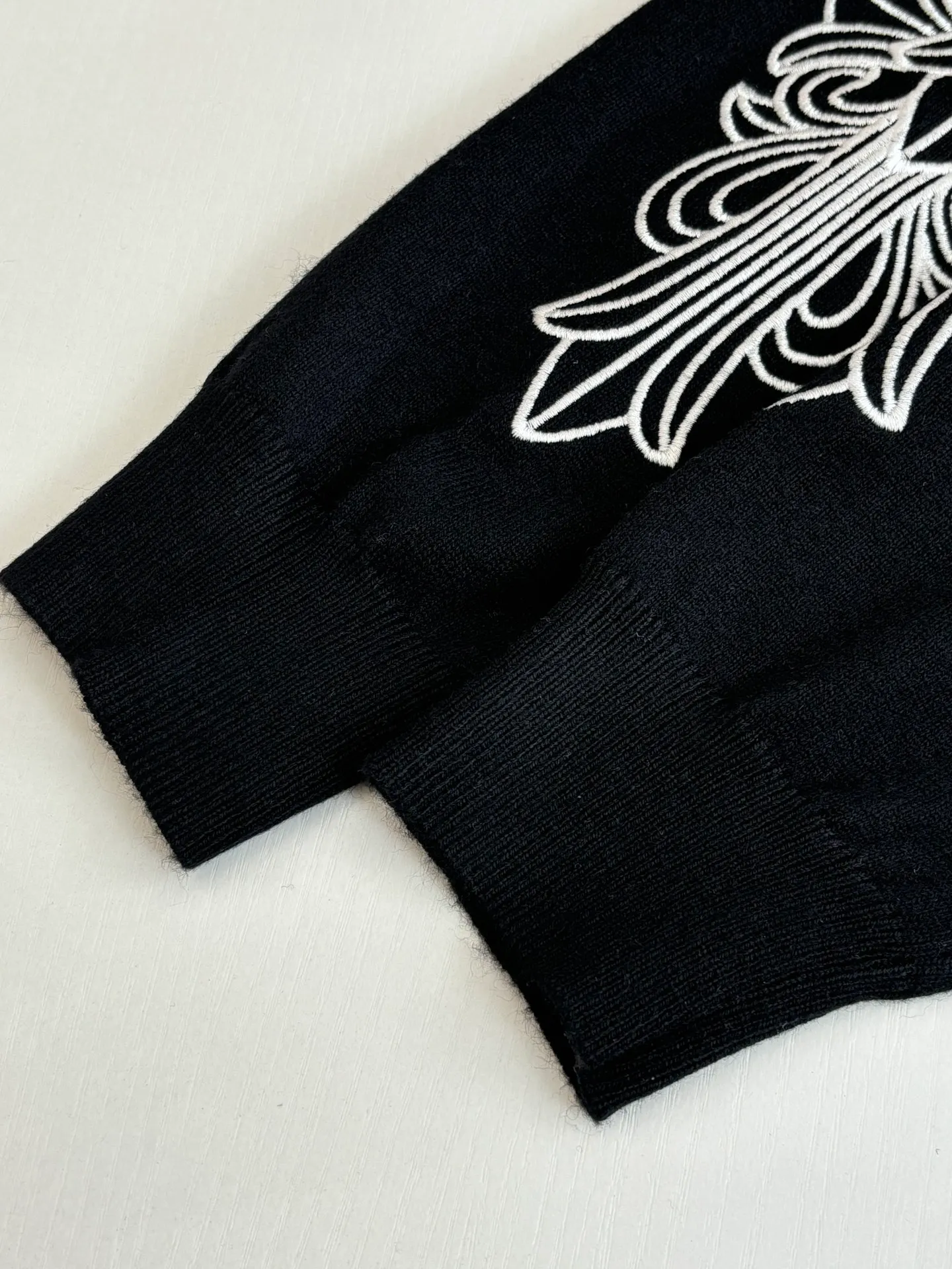 P450 Chrome Herat*/Chrome Heart FW25 cross-stitch scroll embroidered wool knitted sweater. High-quality wool and cashmere raw materials are selected and blended according to a certain proportion. Imported Behringer multi-head embroidery machine is used: it can embroider multiple identical or different patterns at the same time with high density and neat edges to ensure the accuracy and consistency of the embroidery patterns and avoid pattern dislocation or deformation.  Size：S/M/L/XL